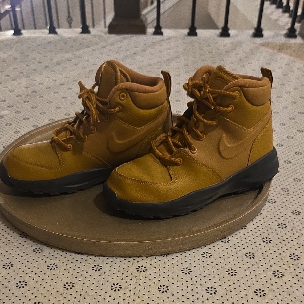 Nike Kids Tan and Black Boots - Picture 3 of 8